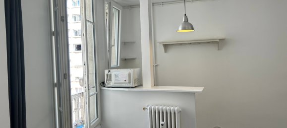 Studio in Paris, France No. 327809 10