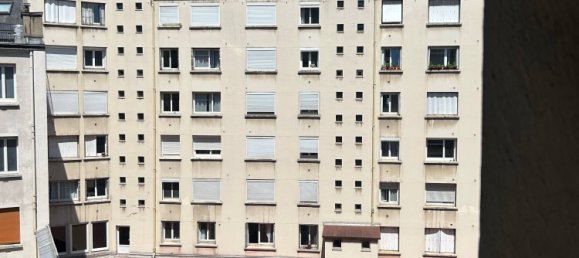 Studio in Paris, France No. 327809 8