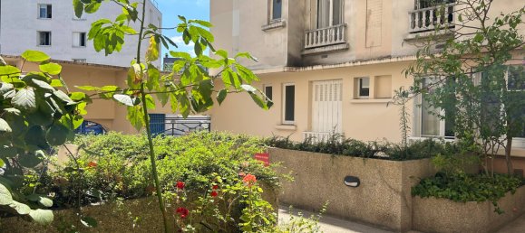 Studio in Paris, France No. 327809 2