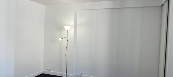 Studio in Paris, France No. 327809 9