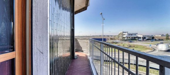 3-salle Appartement à Sordio, Italy No. 37245 18