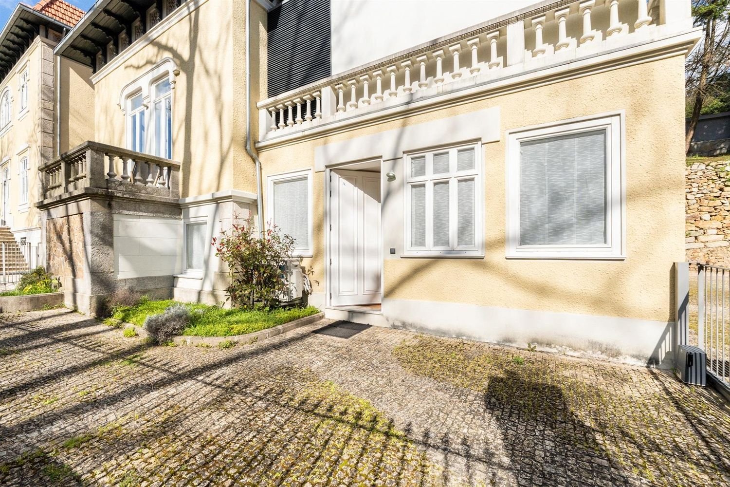 3 bedrooms Apartment in Porto, Portugal No. 106216