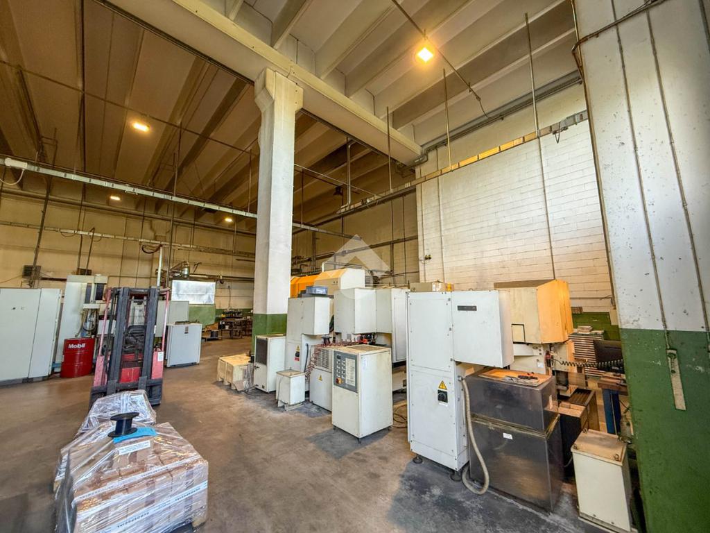 Almacén de 2 habitaciónes en Bulciago, Italy No. 341371