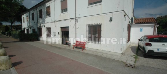 4-salle Appartement à Ferrara, Italy No. 379608 2
