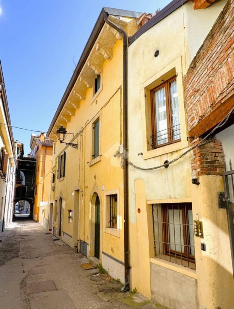 1 bedroom Apartment in Verona, Italy No. 140599