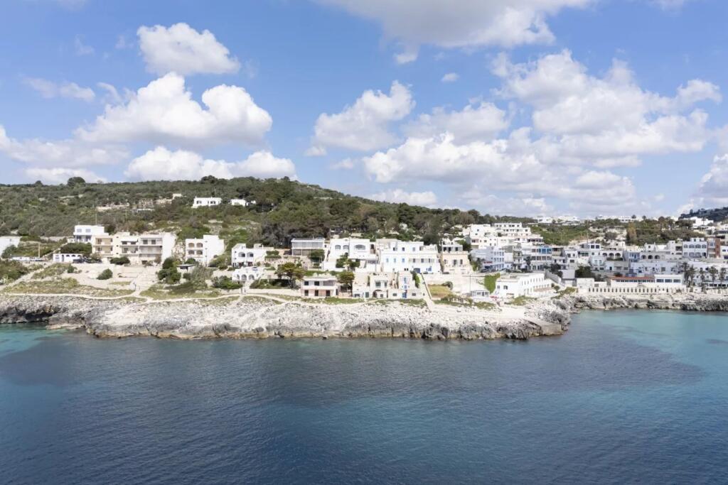 Villa de 7 dormitorios en Castro, Italy No. 329330