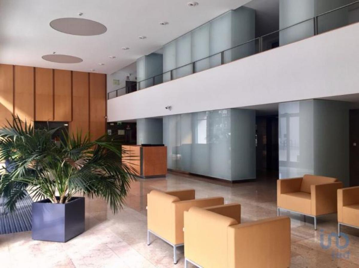 43m² Shop in Lisbon, Portugal No. 8261