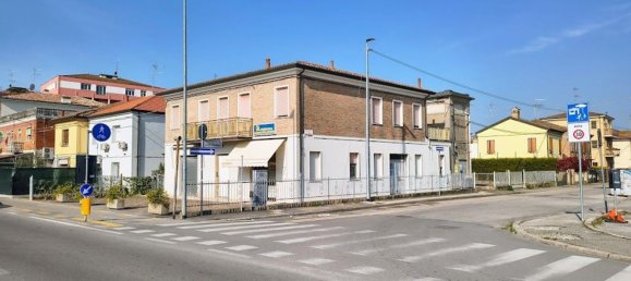 4 bedrooms Apartment in Ferrara, Italy No. 380733 2