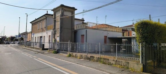 4 bedrooms Apartment in Ferrara, Italy No. 380733 4