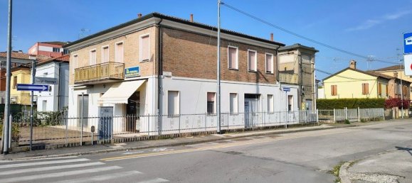 4 bedrooms Apartment in Ferrara, Italy No. 380733 3