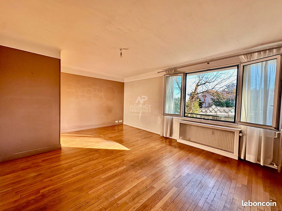 Apartamento de 2 dormitorios en Sevres, France No. 165164