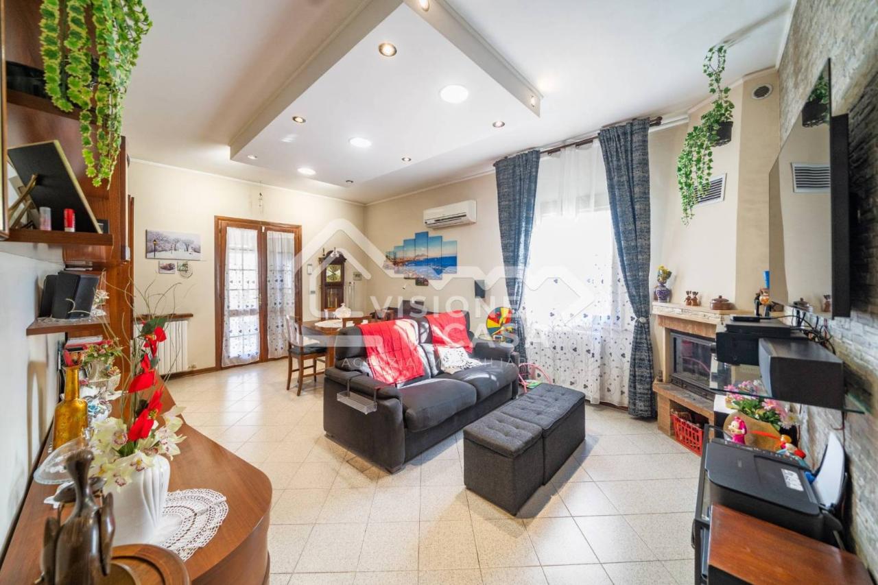 4 rooms Villa in Reggio Emilia, Italy No. 37599