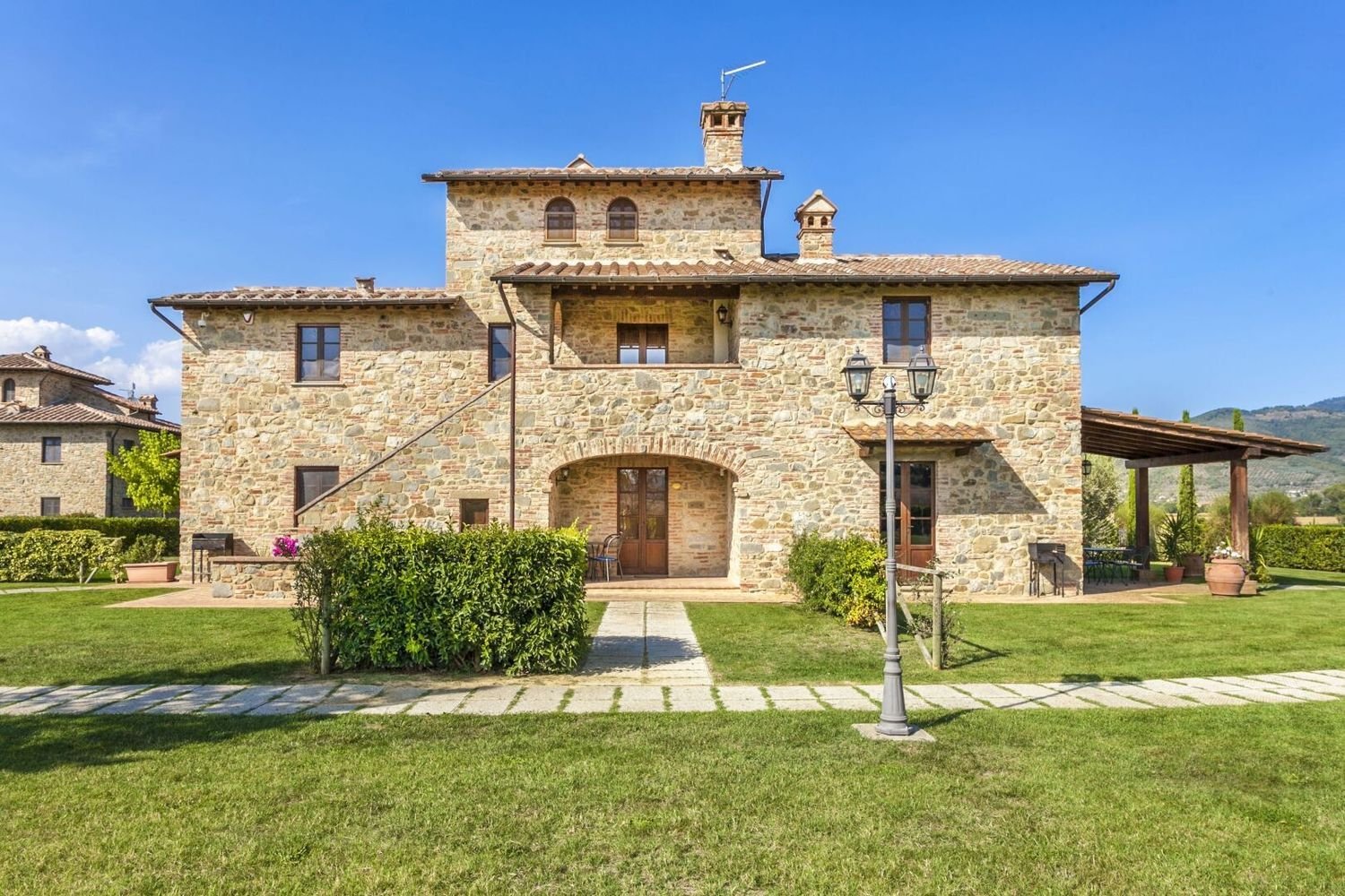 Дом с 13 комнатами в Кортона, Италия № 57185