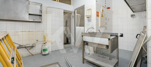 247m² Commercial property in Funchal, Portugal No. 79016 17