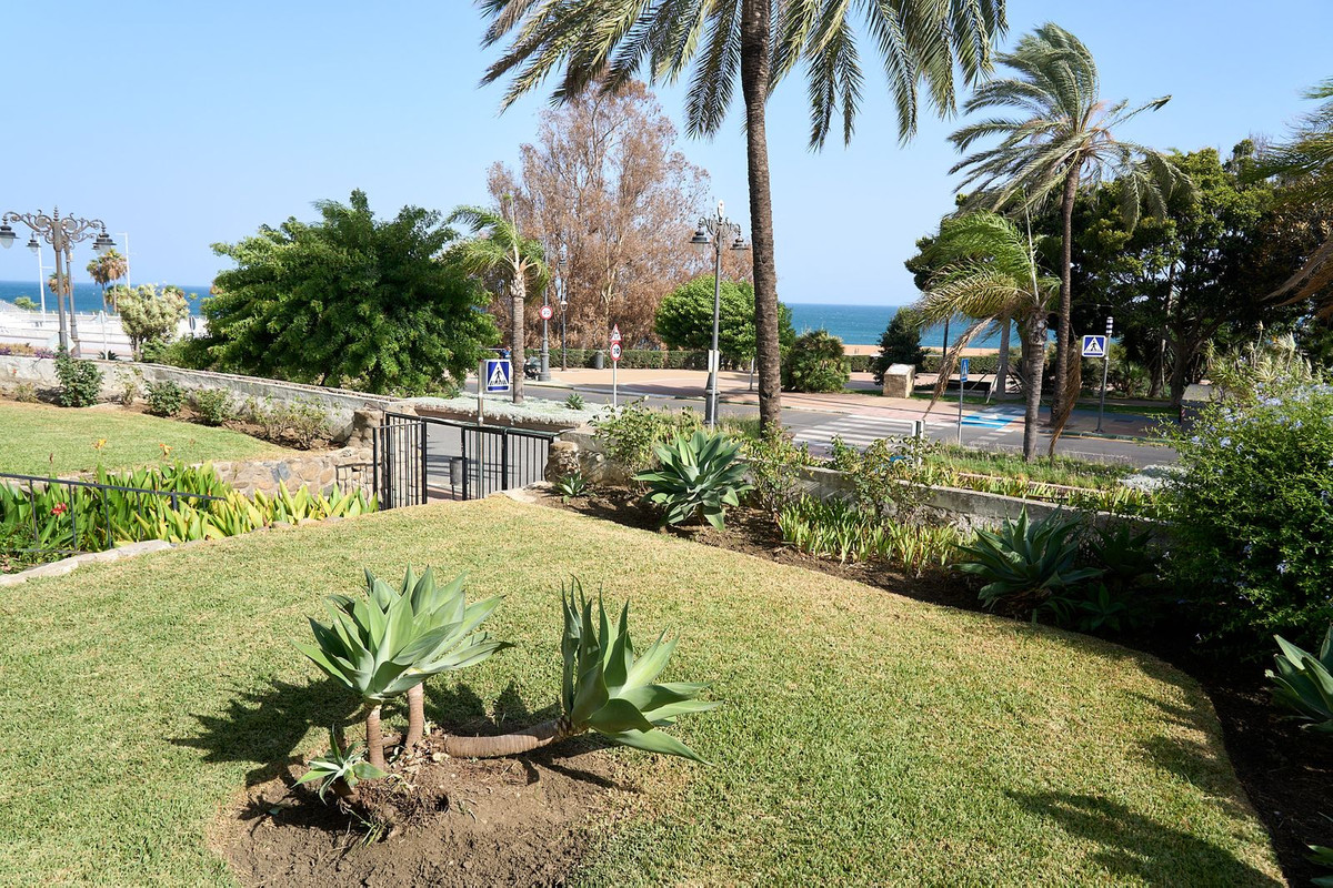 4 bedrooms Apartment in Estepona, Spain No. 184898