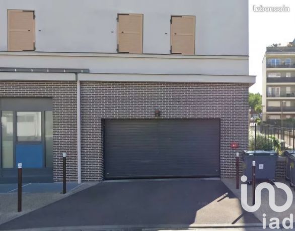  Parking in Eragny, France No. 353544