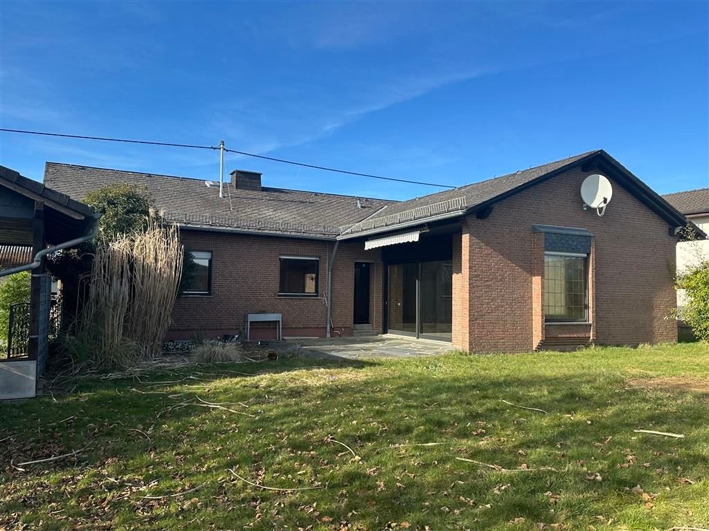 5 rooms Bungalow in Westerwaldkreis, Germany No. 92206