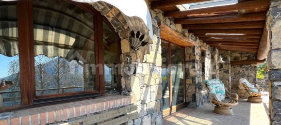 4 bedrooms Villa in Bianzano, Italy No. 135660 2