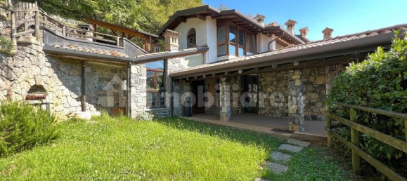 4 bedrooms Villa in Bianzano, Italy No. 135660 10