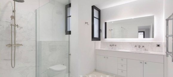 4 bedrooms Apartment in Paris, France No. 172256 9