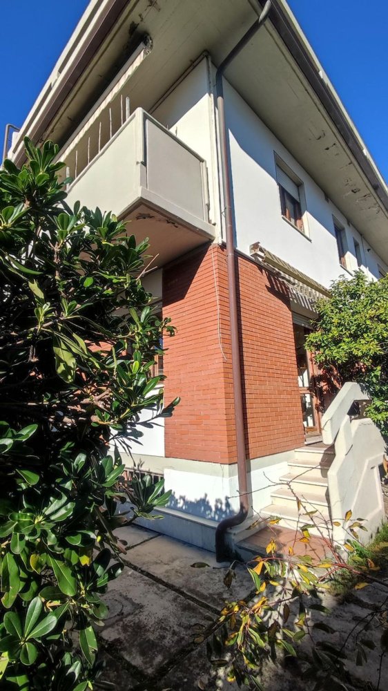 4 rooms Apartment in Carrara, Italy No. 307189