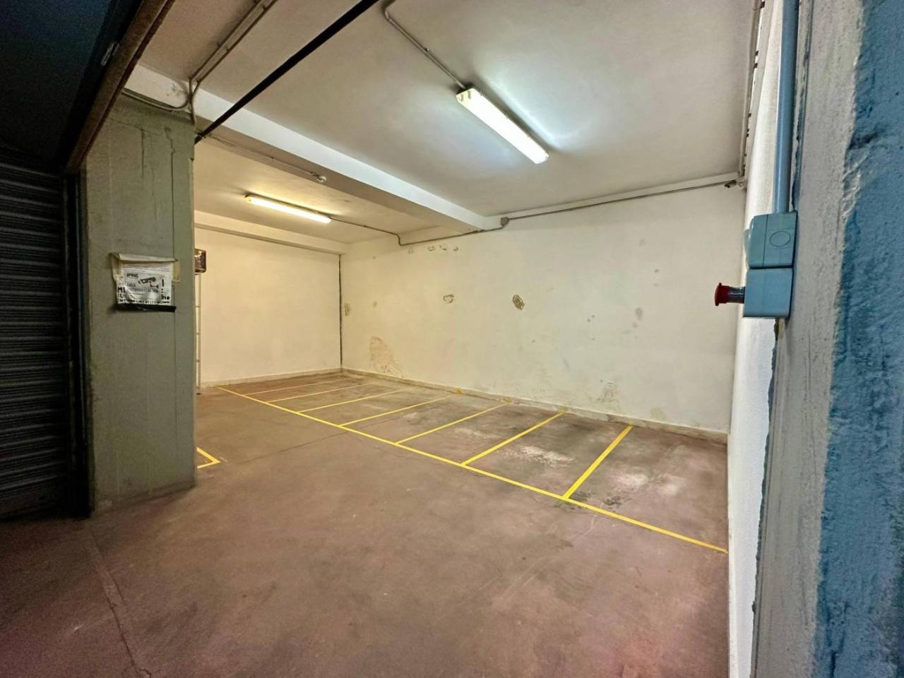 33m² Garage in Naples, Italy No. 40444