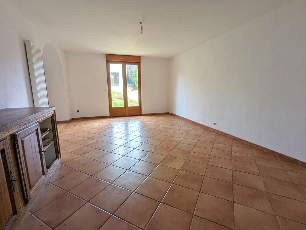 Casa de 5 dormitorios en La Ville-du-Bois, France No. 165249