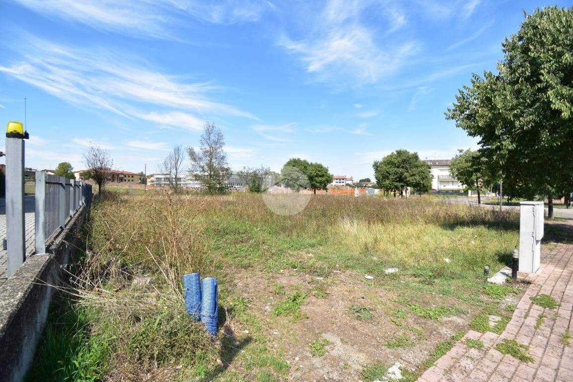 1700m² Land in Fidenza, Italy No. 379340