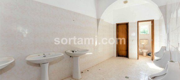 365m² Commercial property in Quarteira, Portugal No. 64195 33