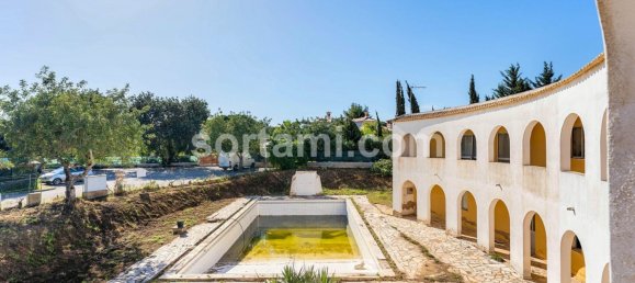 365m² Commercial property in Quarteira, Portugal No. 64195 14