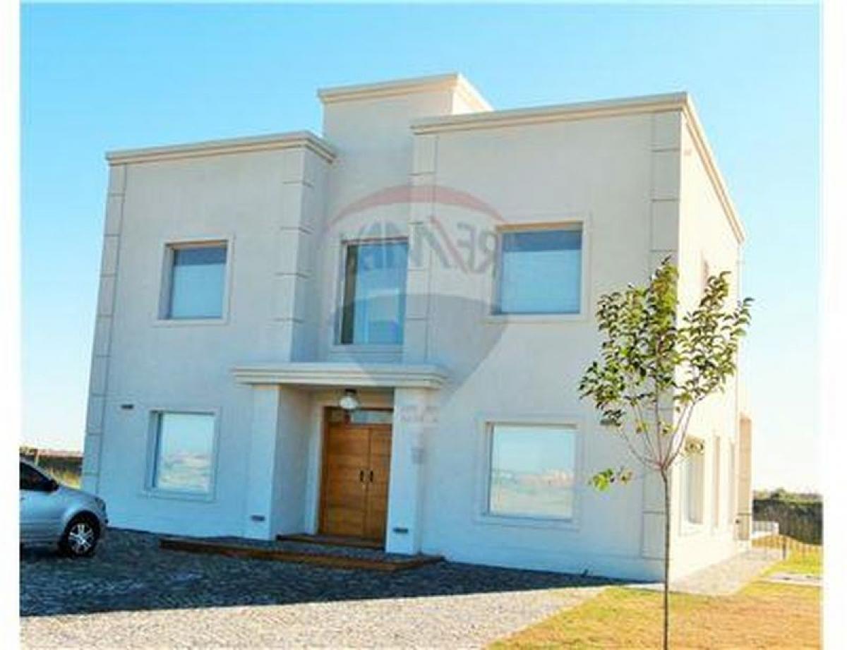 3 bedrooms House in Escobar, Argentina No. 94403