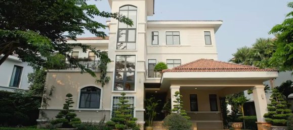 504m² House in District 7, Vietnam No. 7653 2
