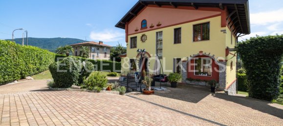 5 bedrooms Villa in Cunardo, Italy No. 102292 3