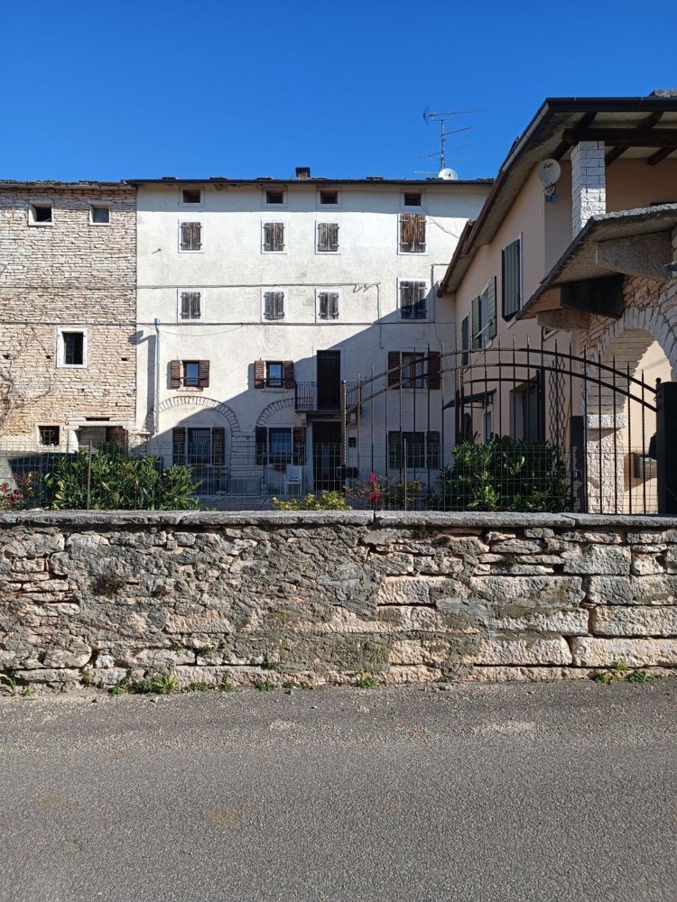 14 rooms House in Sant'Anna d'Alfaedo, Italy No. 88718