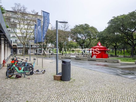 3 bedrooms Apartment in Lisbon, Portugal No. 12601