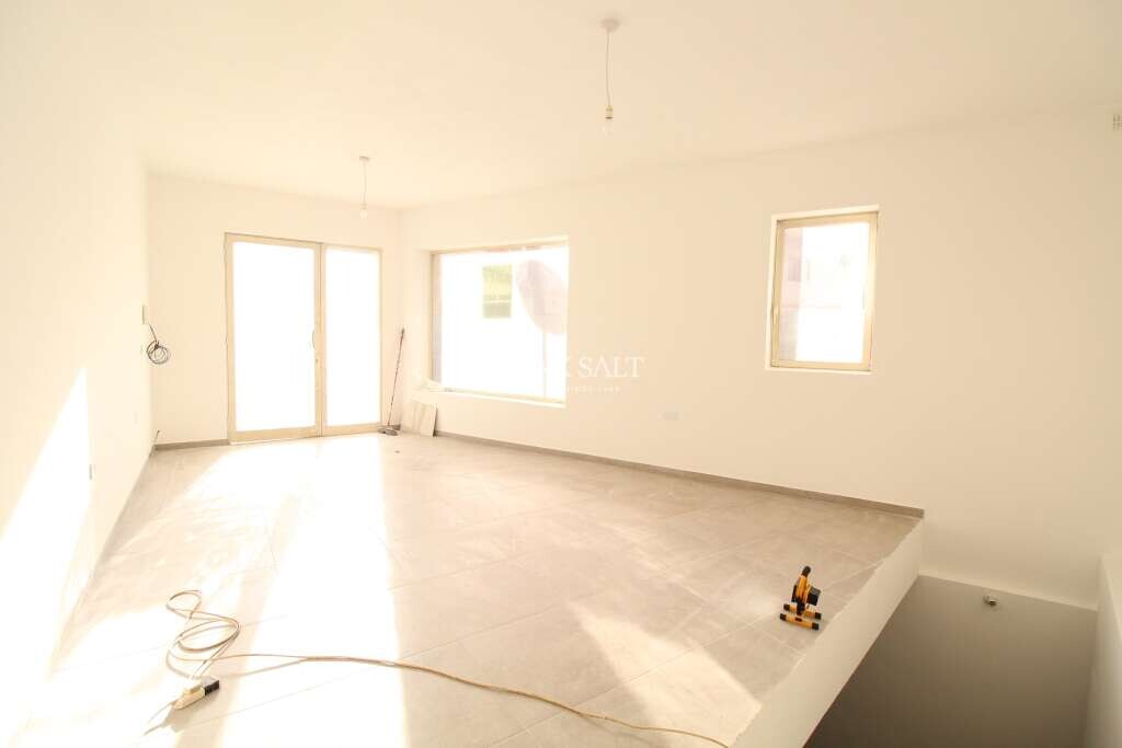 Oficina en Paola, Malta 100 m² No. 12708