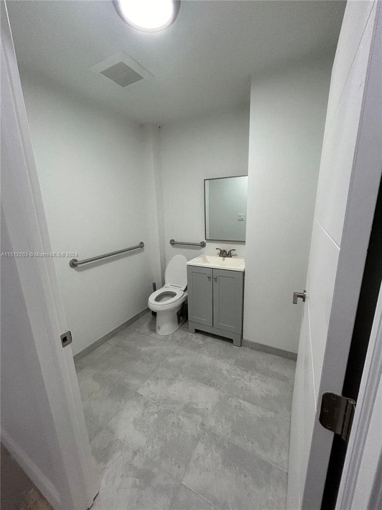 tienda en alquiler en Miami, Miami-Dade, Florida, USA № 613358