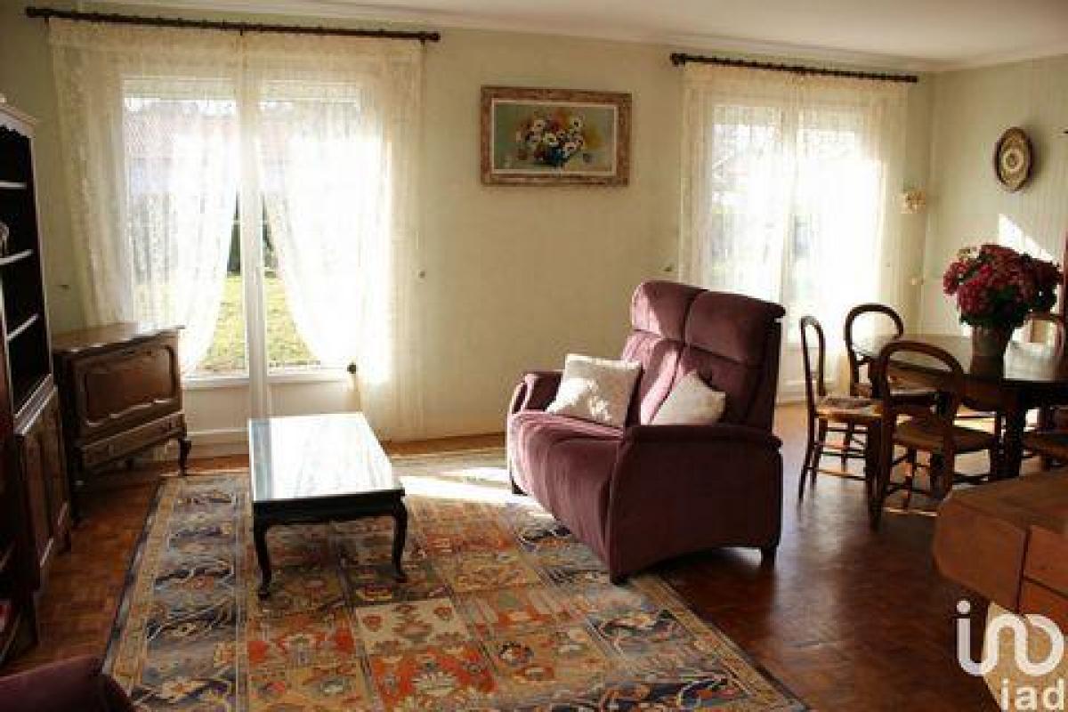 Casa de 3 dormitorios en Rochechouart, France No. 30256