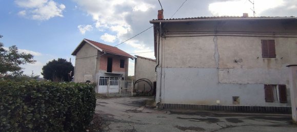 4 rooms House in Ivrea, Italy No. 11233 33