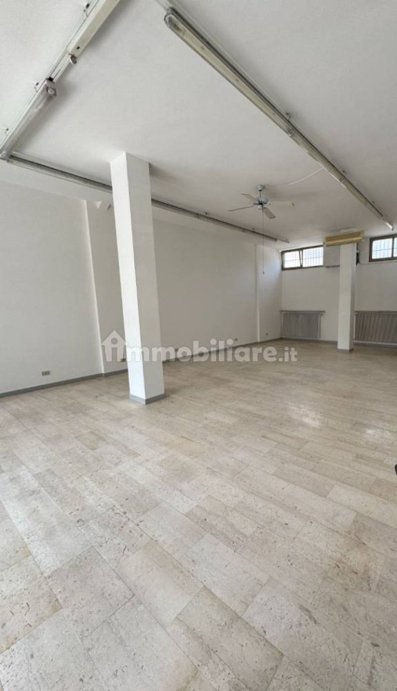 1-Zimmer Gewerbliche Immobilie in Udine, Italy, Nr. 311755