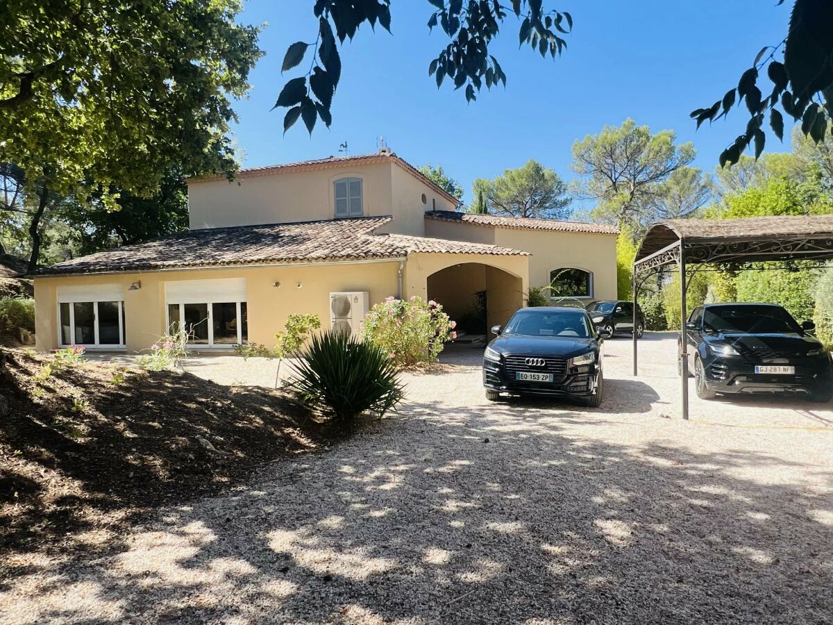 6 bedrooms Castles in Aix-en-Provence, France No. 298646