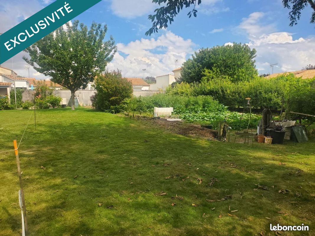  قطعة أرض في Saint-Rogatien, France 616متر مربع رقم 106988