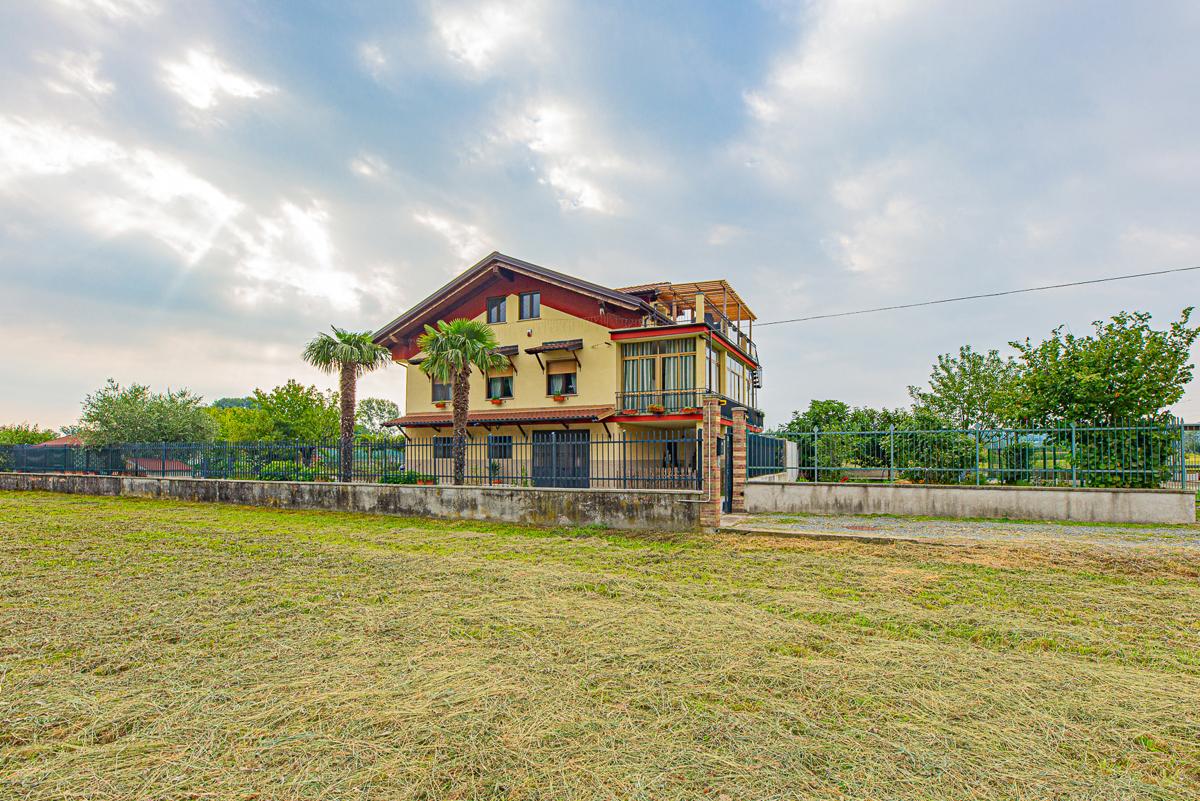 6-salle Villa à Caselette, Italy No. 231821