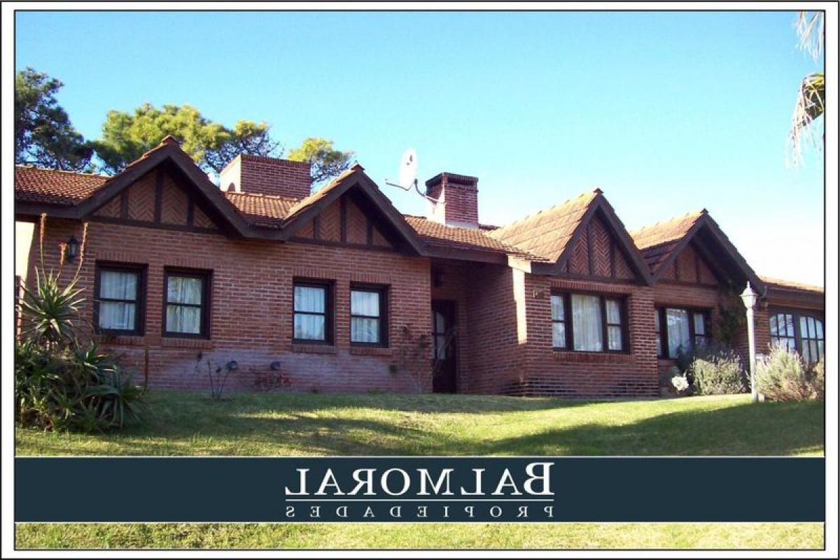 3 bedrooms House in Mar del Plata, Argentina No. 70039