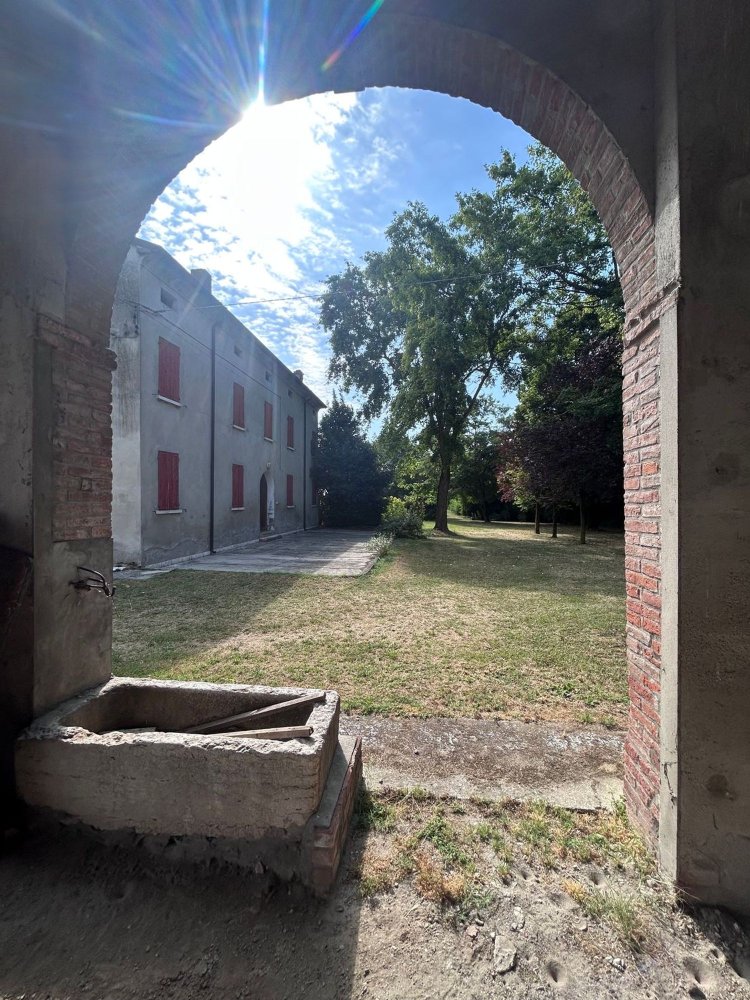 Casa de 5 habitaciónes en Suzzara, Italy No. 270307