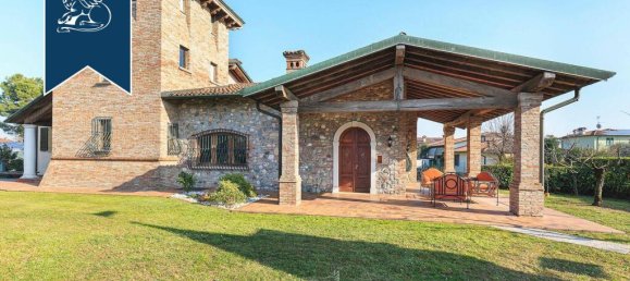 5 bedrooms Villa in Leno, Italy No. 354920 3