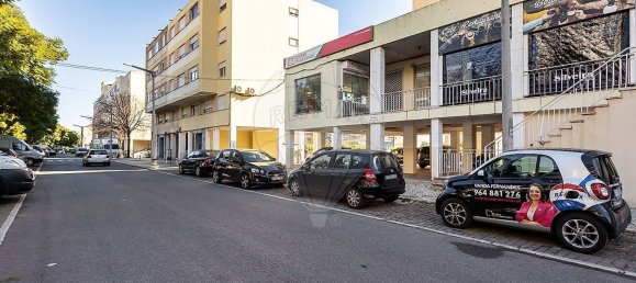87m² Commercial property in Odivelas, Portugal No. 70708 19