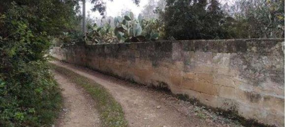 Дом с 10 комнатами в Martano, Италия № 215392 5