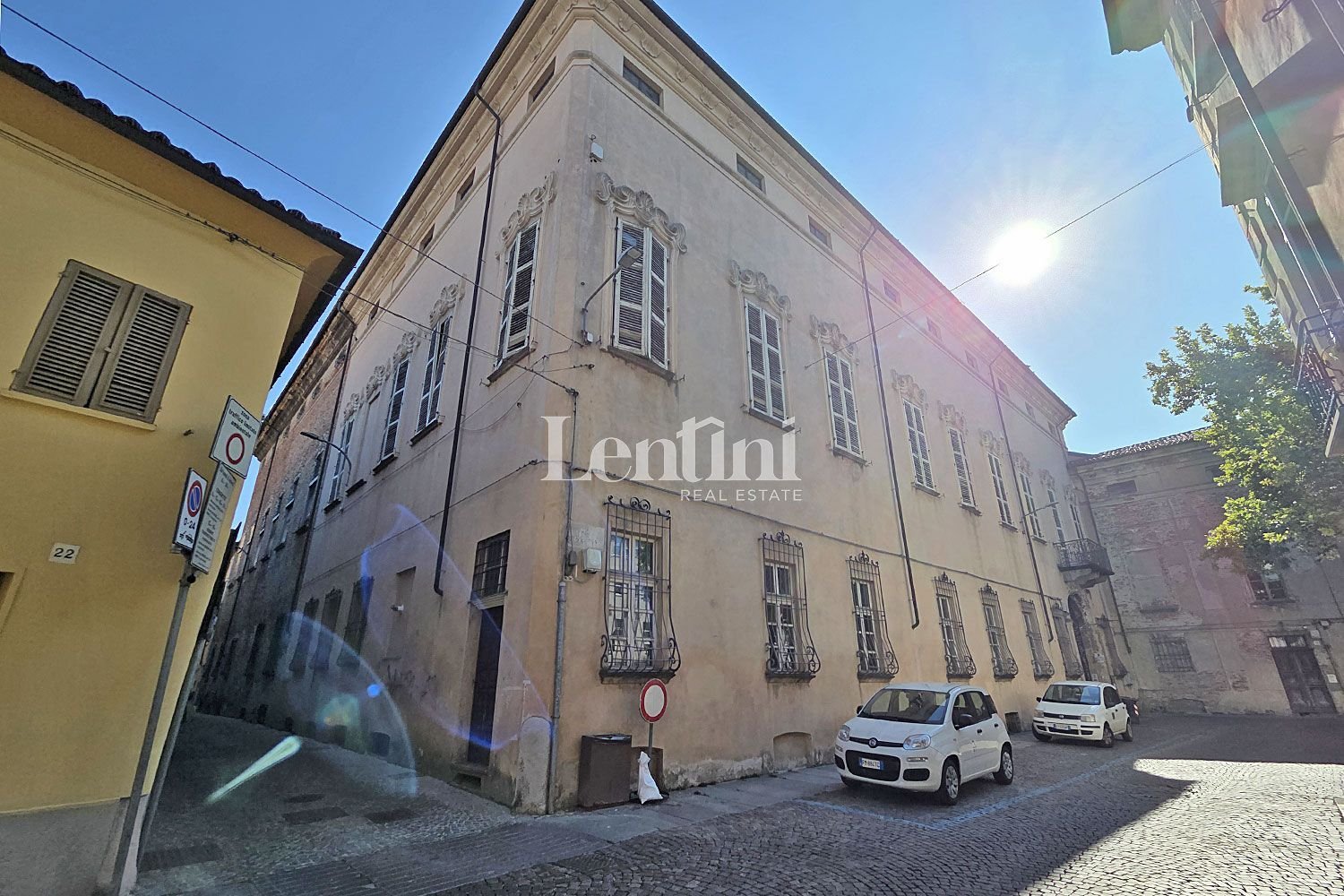150m² Commercial property in Casale Monferrato, Italy No. 347732