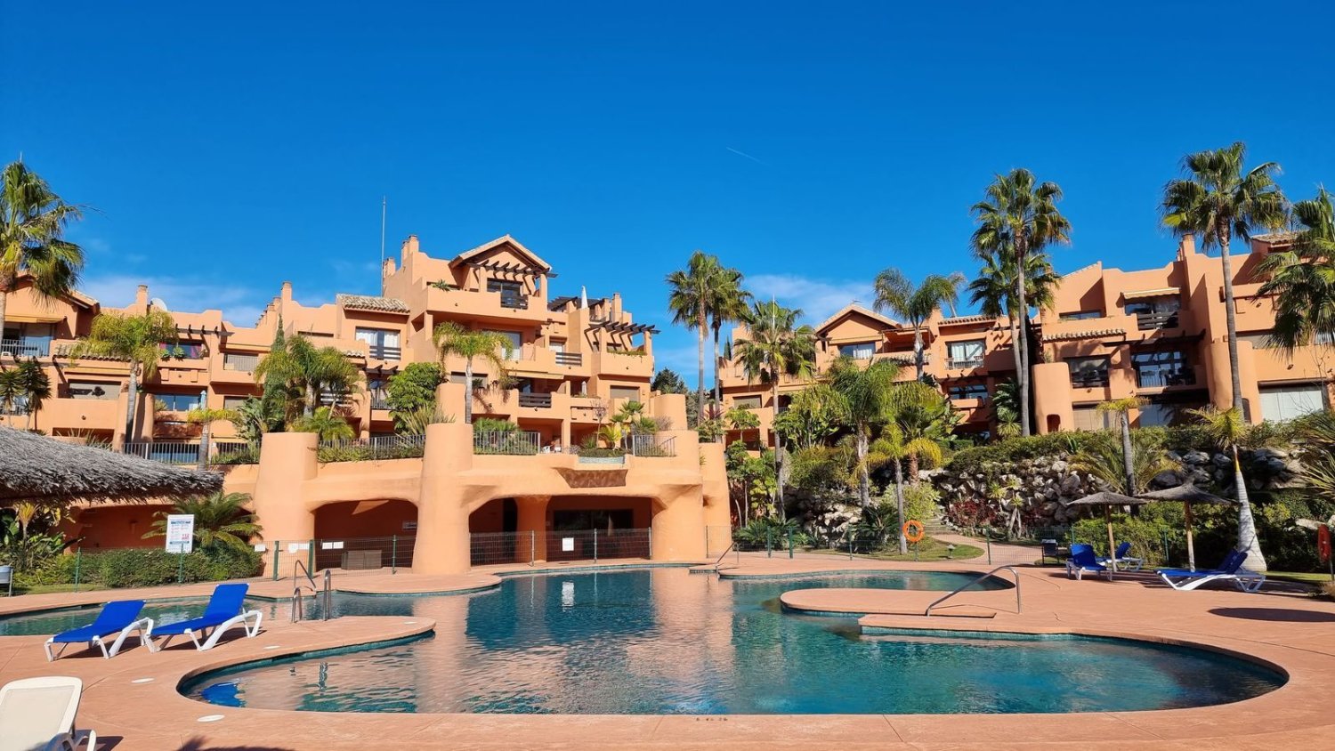 Apartamento de 2 dormitorios en Estepona, Spain No. 82458